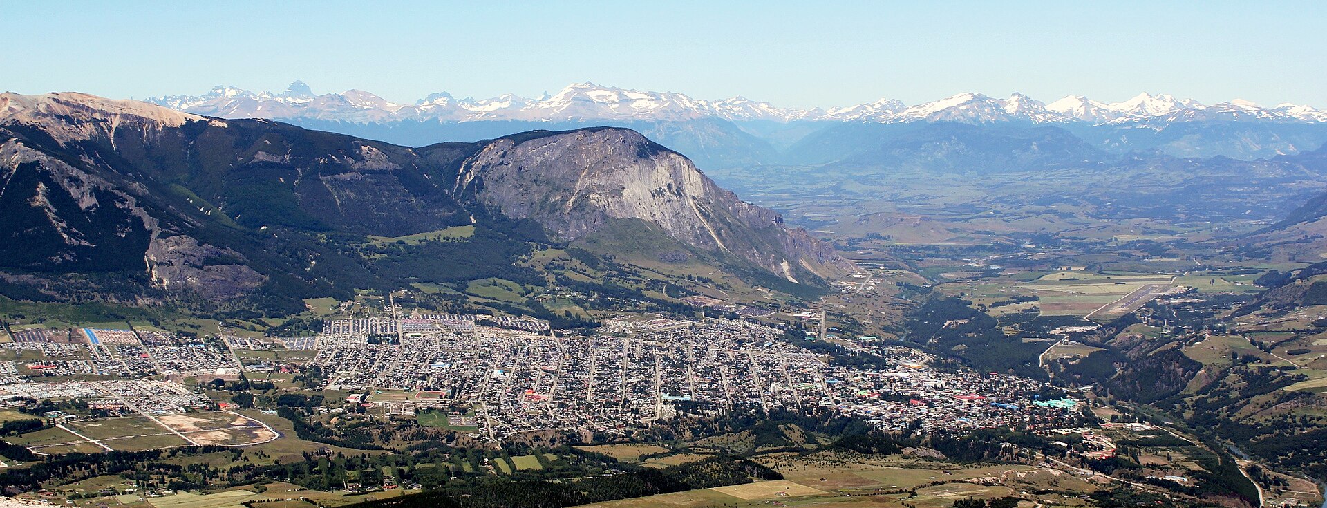 Vista panorámica de Coyhaique, rodeada por las montañas de Aysén